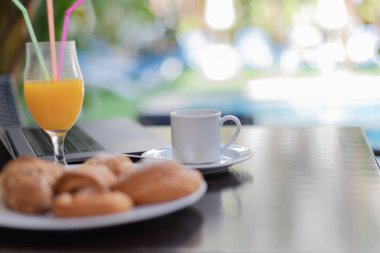 Lezzetli kahvaltı - Portakal suyu, bir fincan kahve, ekmek