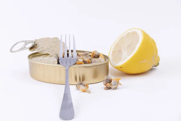Ένα ανοιχτό πιάτο με νόστιμες κοίλες που συνοδεύονται από λεμόνι και πιρούνι — Φωτογραφία Αρχείου