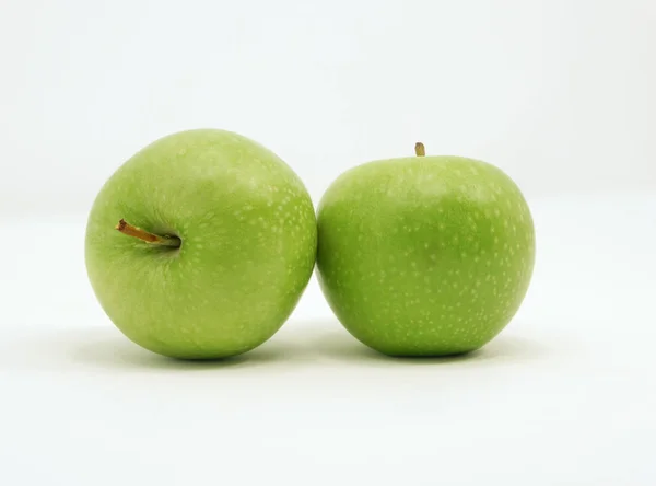 Ett par saftiga, färska gröna äpplen isolerade på en vit bakgrund — Stockfoto