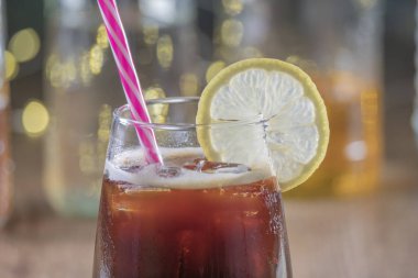 Limon ve bir saman bir dilim ile köpüklü kokteyl detay