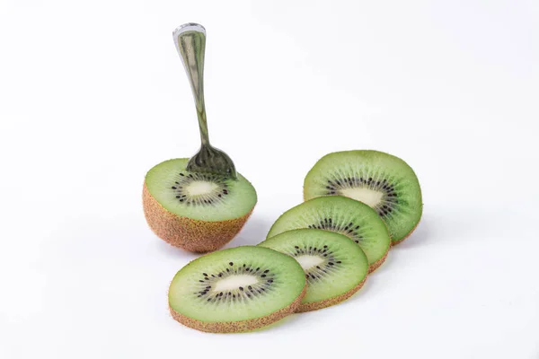 Vista superior de fatias de kiwi verde com sementes em um fundo branco — Fotografia de Stock