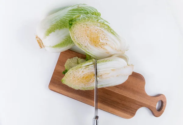 Ahşap arka plan üzerinde çin lahanası pişirme. bahçeden sebzeler.sağlık ve diyet gıda — Stok fotoğraf