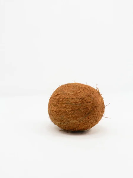Lahodné čerstvé loupaných kokosových kokosu na bílém pozadí — Stock fotografie
