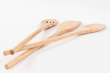 Mutfak gereçleri, beyaz bir arka plan üzerinde üç tahta kaşık.