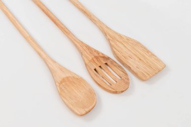 Beyaz bir arka plan üzerinde değerli ahşaptan yapılmış üç mutfak kaşığı detay fotoğraf.