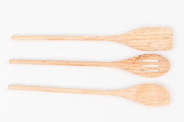 Beyaz bir arka plan üzerine yalıtılmış ahşap kovalar.