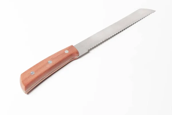 Uma faca bonita para cortar pão em um fundo branco, faca de serra — Fotografia de Stock