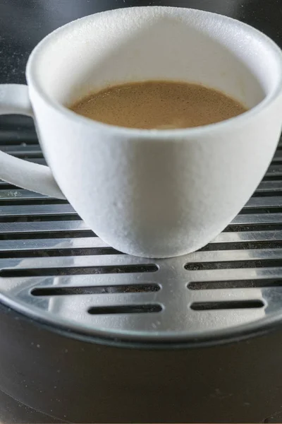 Vista dall'alto di una tazza di caffè bianco in una macchina — Foto Stock