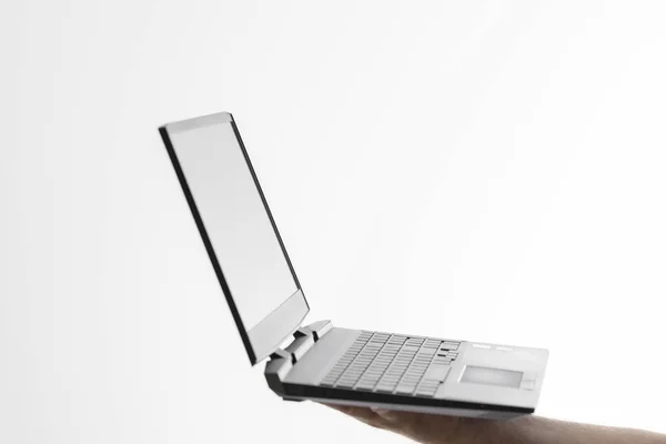 Tragbarer Computer, der von einer Hand auf weißem Hintergrund gehalten wird und Platz zum Schreiben bietet. — Stockfoto