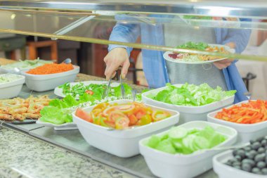 Beyaz bardaklarda pişirilip servis edilen çeşitli sulu ve renkli sebzeler..