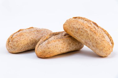 beyaz arka planda üç tahıl ekmeği. Gıda bileşimi