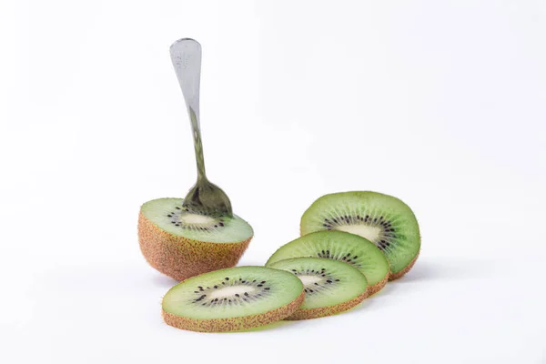 Rodajas verdes de kiwi con semillas sobre un fondo blanco — Foto de Stock