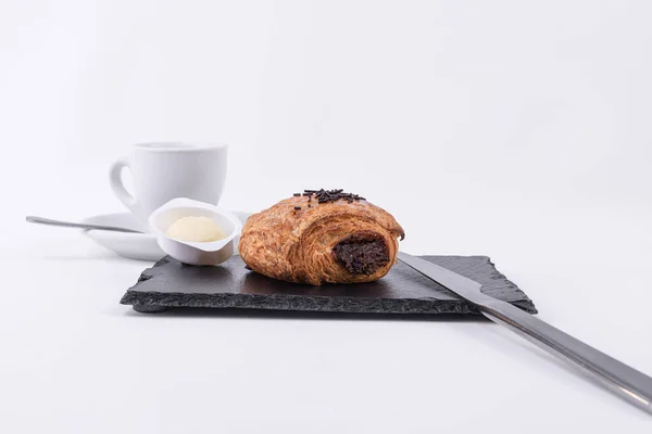 Świeże masło i bułka czekoladowego ciasta francuskiego — Zdjęcie stockowe