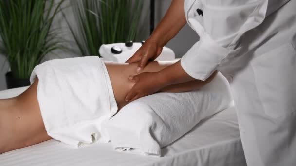 Mulher Fisioterapeuta Chinês Dando Massagem Nas Pernas Para Paciente Mulher — Vídeo de Stock