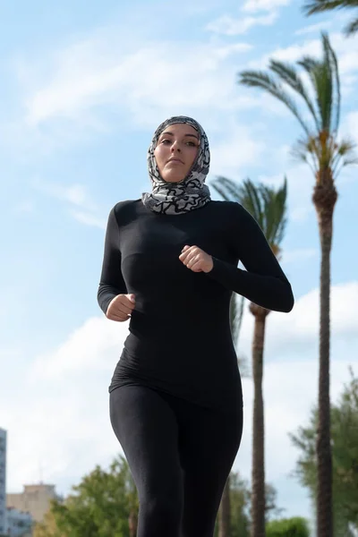 Junge Frau Mit Schwarz Weißem Kopftuch Schwarzem Langarm Sporthemd Und — Stockfoto