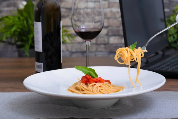 Detailní Záběr Vidličky Jak Vytahuje Špagety Talíře Rozostřenou Sklenicí Vína — Stock fotografie