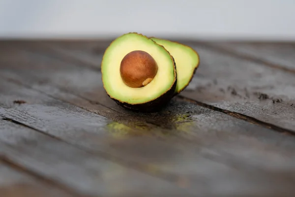 Gros Plan Avocat Fraîchement Coupé Avec Graine Sur Une Planche — Photo