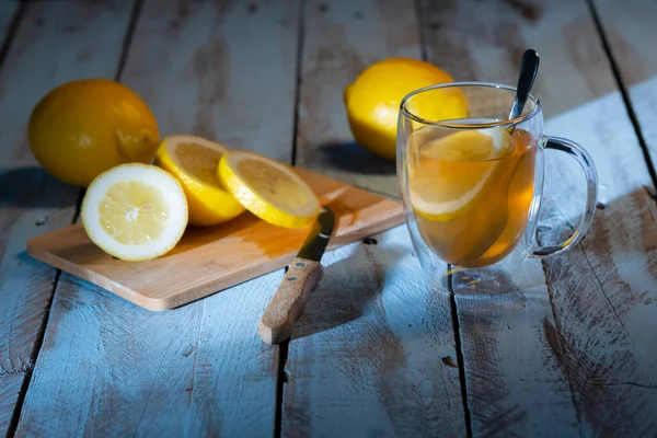 Délicieuse Tasse Thé Avec Une Tranche Citron Côté Une Planche — Photo