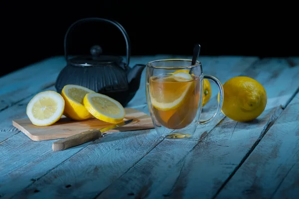 Вкусная Чашка Чая Окружении Разделочной Доски Нарезанным Лимоном Целыми Лимонами — стоковое фото