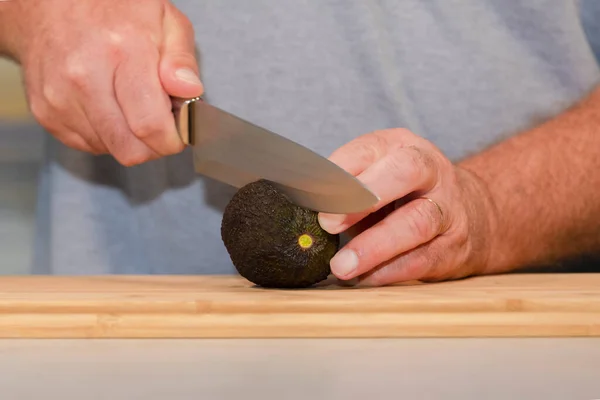 Primo Piano Mani Maschili Che Tagliano Avocado Con Coltello Tagliere — Foto Stock