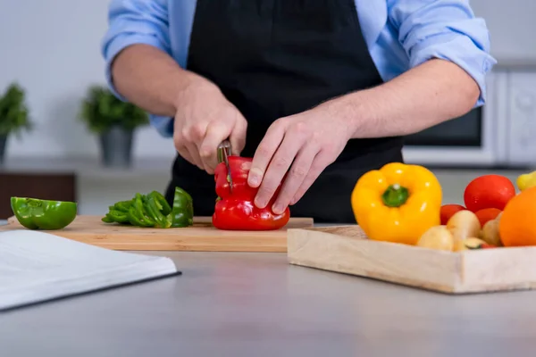 Närbild Ung Hane Skära Röd Paprika Skärbräda Omgiven Diverse Grönsaker — Stockfoto