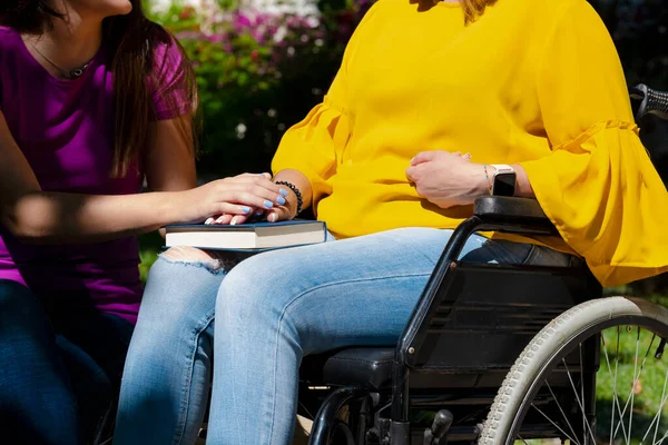 Frau Rollstuhl Hält Hand Hand Mit Ihrer Kleinen Tochter Auf — Stockfoto