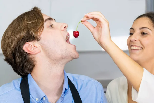 Close Jovem Bonito Sendo Provocado Com Uma Cereja Por Uma — Fotografia de Stock