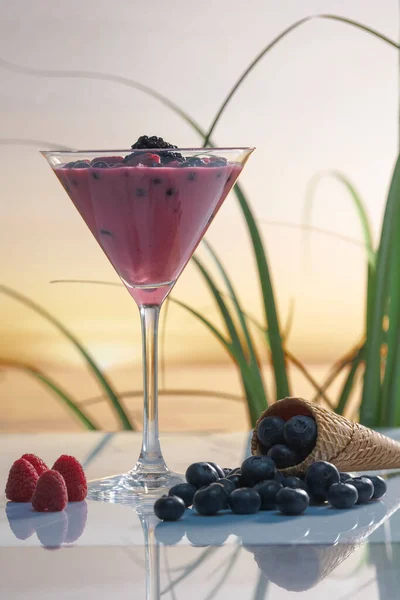 Szklanka Martini Owocowym Smoothie Jeżynami Otoczona Jagodami Malinami Stożkiem Lodu — Zdjęcie stockowe