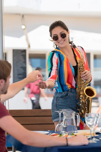Schöne Junge Frau Die Ein Saxophon Hält Und Lächelt Während — Stockfoto