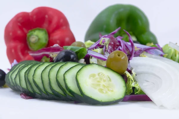 Primer Plano Montón Rodajas Pepino Con Aceitunas Rodajas Cebolla Una — Foto de Stock