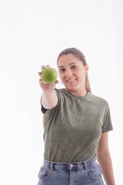 Souriant Belle Jeune Femme Montrant Une Délicieuse Pomme Verte Regardant — Photo