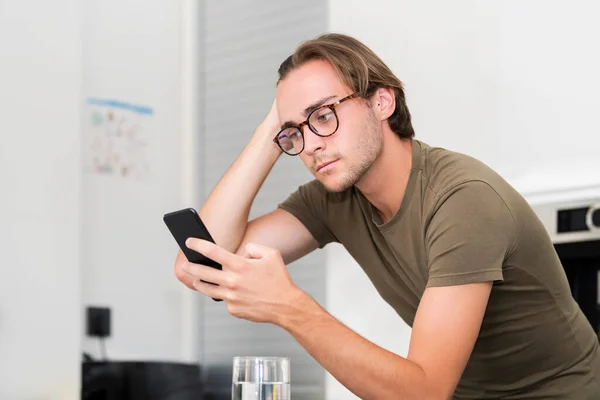 Bello Giovane Uomo Con Gli Occhiali Che Fissa Capelli Mentre — Foto Stock