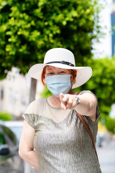 Şapka Cerrahi Maske Takan Olgun Asyalı Bir Kadının Odak Dışı — Stok fotoğraf