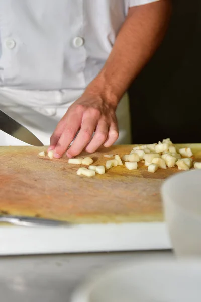 Chef Masculin Coupant Des Pommes Terre Avec Couteau Cuisine Sur — Photo