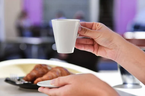 Großaufnahme Von Weiblichen Händen Die Eine Kaffeetasse Und Einen Teller — Stockfoto