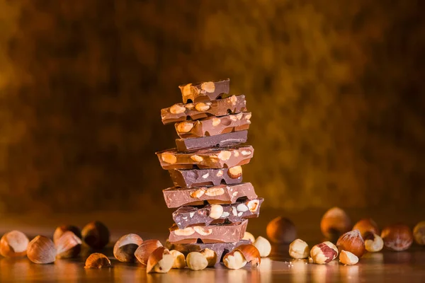 Gros Plan Morceaux Chocolat Assortis Avec Des Noisettes Des Amandes — Photo