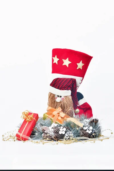 Krásně Zabalené Dárkové Krabice Borovým Věncem Vánoční Panenkou Vzadu Světlém — Stock fotografie