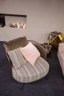 Modern çizgili koltuk yastıkları rahat bir daire içinde bir şömine arka plan üzerinde iç ile