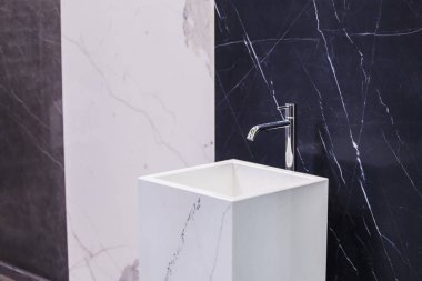 Arka planda bir mermer duvar, siyah beyaz banyo tamamen mermer mermer lavabo.