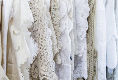 Beyaz dantel, depodaki farklı dantel kumaş çeşitleri kumaş.