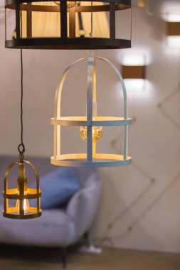Asma lambalı kafesleri, avize dekorasyonu iç ilginç şeklinde.