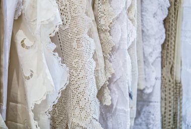 Beyaz dantel, depodaki farklı dantel kumaş çeşitleri kumaş.