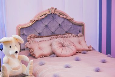 Çocuk kız oda eski tarzda lüks pahalı iç tasarım. Mor yatak, ipek yastıklar.