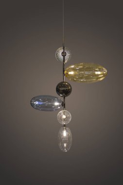 Karanlık bir arka plan üzerinde izole güzel cam geometrik modern tavan lamba iç Çağdaş dekorasyonu. Oval cam küreler şeklinde lamba.
