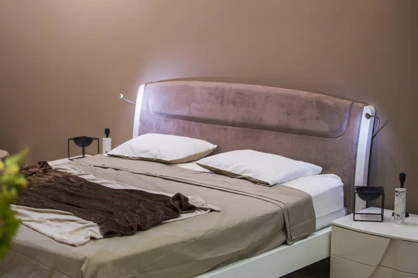 Vakkert Moderne Designerrom Pastellens Mørke Farger Behagelig Seng Hotellet – stockfoto