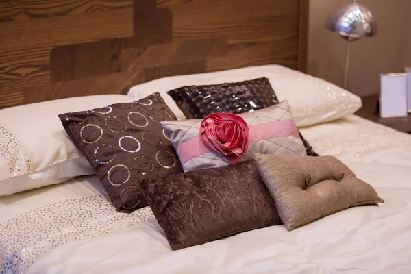 Красивые Декоративные Подушки Кровати Роскошной Спальне — стоковое фото