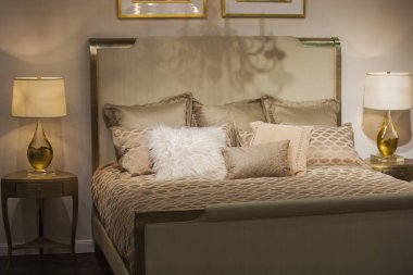 Antika güzel başucu masaları ve altın yastık ile altın renklerde onlara, lambalar ile lüks iç tasarlanmış yatak odası.