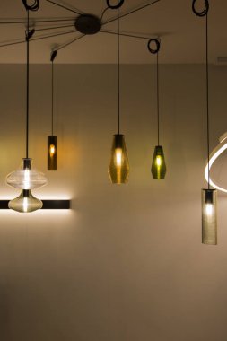 Karanlık bir arka plan üzerinde izole güzel cam geometrik modern tavan lamba iç Çağdaş dekorasyonu. Oval cam küreler şeklinde lamba.