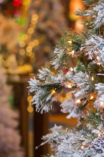 Złote tło Boże Narodzenie światła z przystrojone drzewko. Nowy rok wystrój — Zdjęcie stockowe