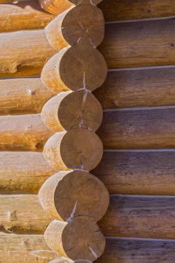 Günlüğündeki fırlatma yastığı köşesinde. Ahşap ev günlüklerinden dokusuna.